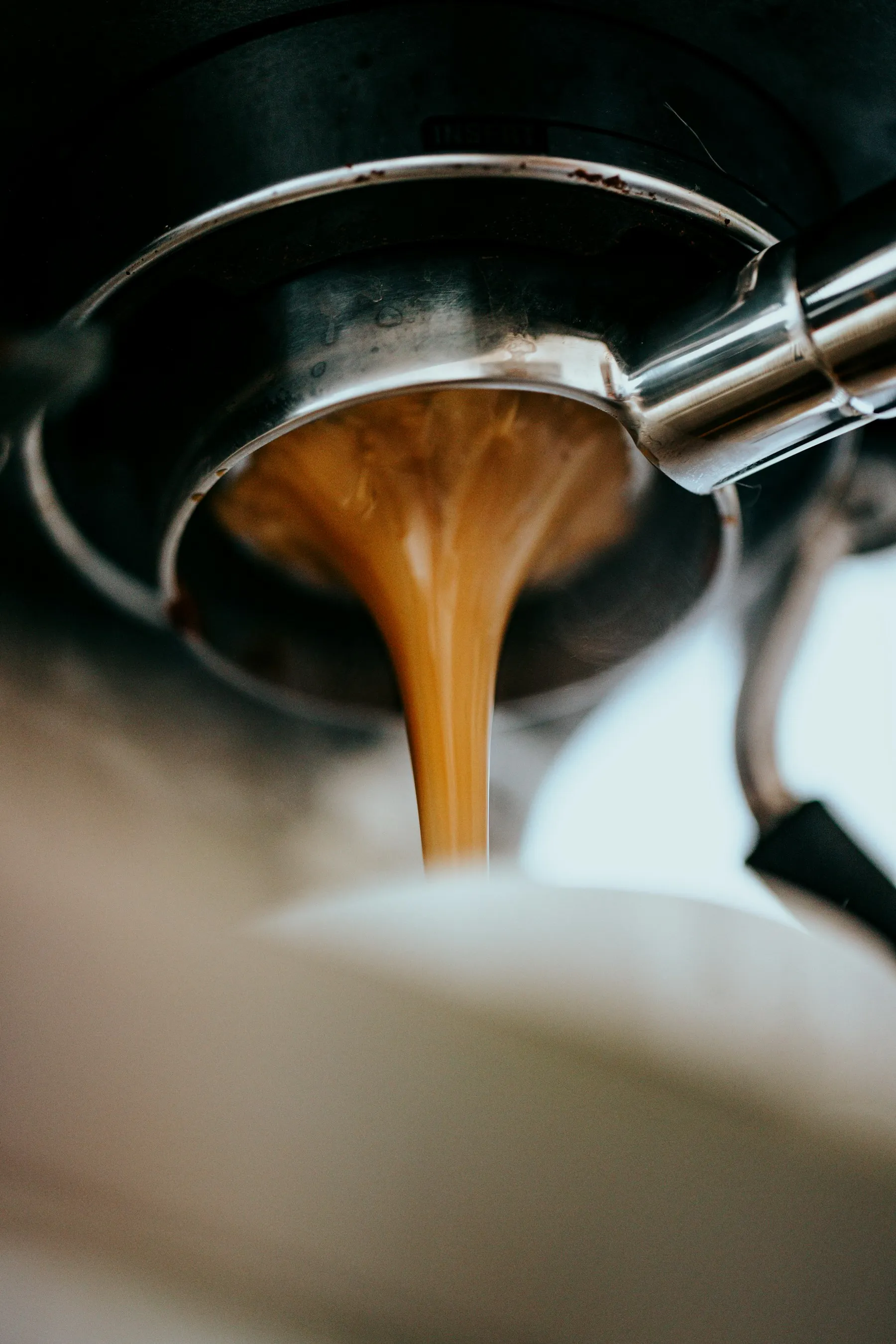 Portafiltreden beyaz fincana akan, kremalı espresso