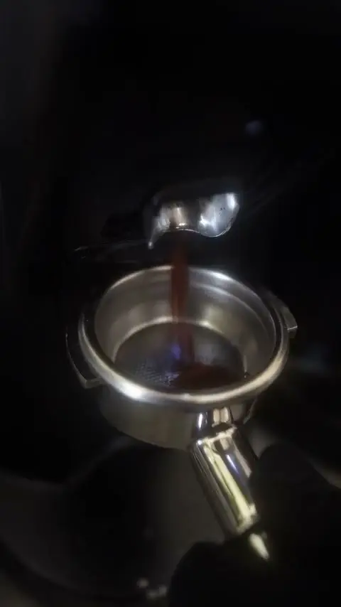 Öğütülen kahvenin portafiltreye dökülmesi